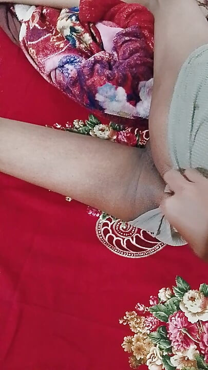 젖탱이를 빨아대는 소녀