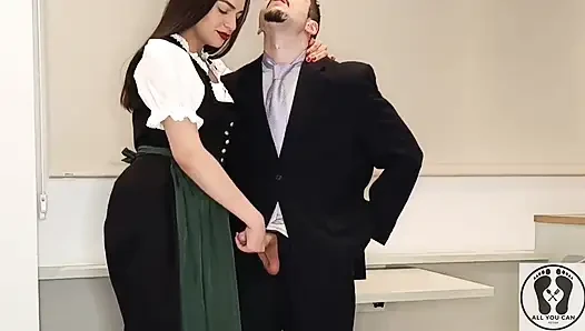 Geleneksel Avusturyalı dirndl giyiyor ve onu sıvazladı