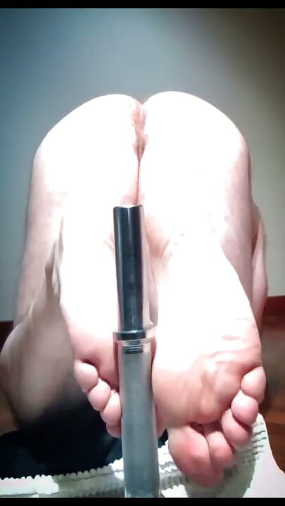 Muscular Bodybuilder Gives the Dumbbell a Filthy Footjob, M