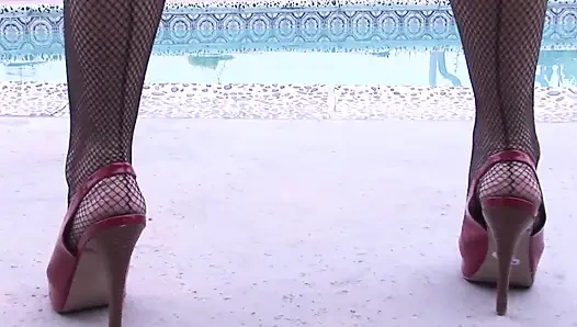 Büyük memeli kız açık havada sulu bir yarak emiyor