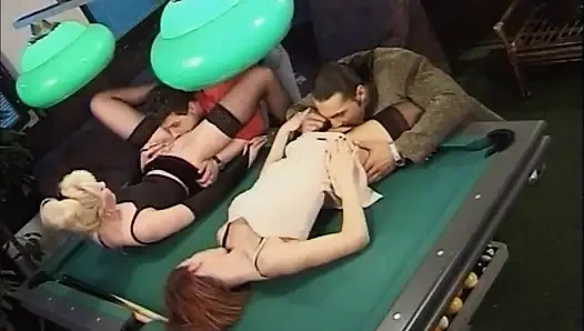 Pesta ngentot di meja biliar