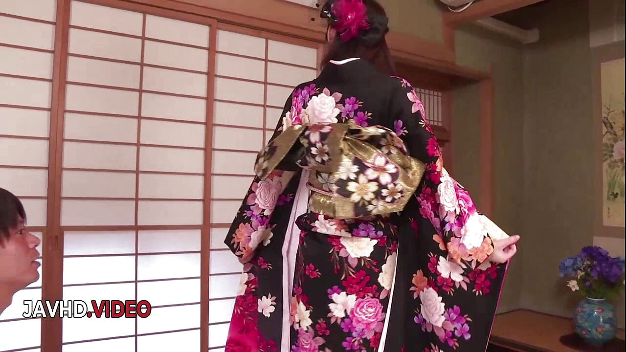 Kimono'da ateşli jav bebek yoğun sikiliyor ve sonra derinden dölleniyor