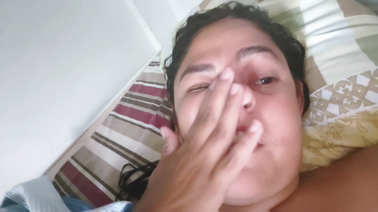 Întinzând pizda soției infiene înainte de a o fute fără prezervativ