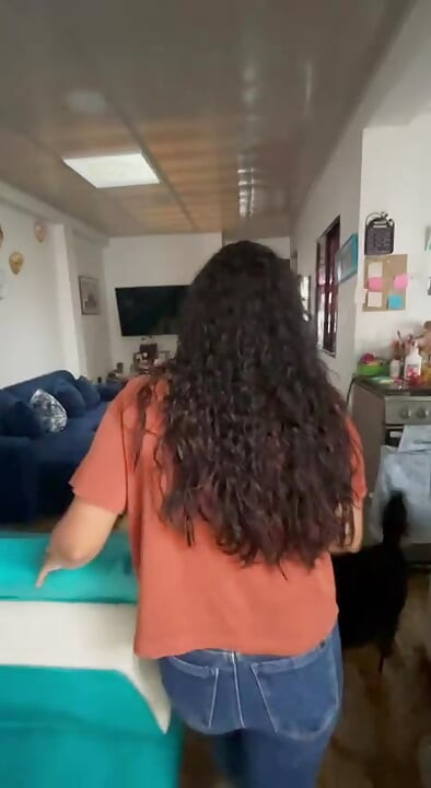 Ein gewöhnlicher nachmittag zu hause, der mit einem unerwarteten besuch endete