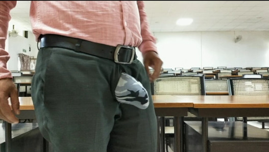 Geile lehrerin riskanter handjob im klassenzimmer