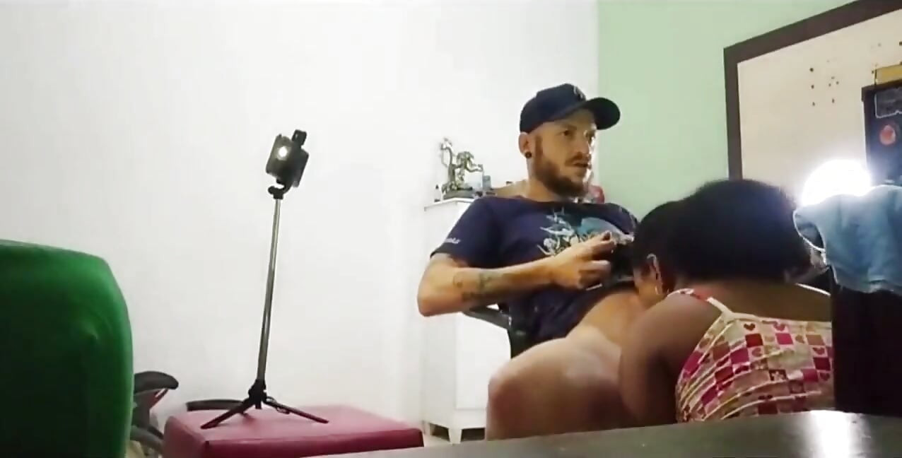 Bivša djevojka mog prijatelja mi je napravila pušenje dok sam igrao videoigre.
