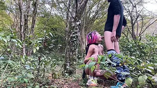 Aku bertemu gadis mesum penurut di luar ruangan dan menghukum memeknya