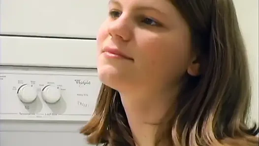 Симпатичная миниатюрная наивная волосатая девушка застенчиво соло