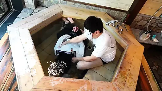 Tropfende Uniform, in einer Badewanne gefesselt und Unterricht außerhalb des Campus unterrichtet