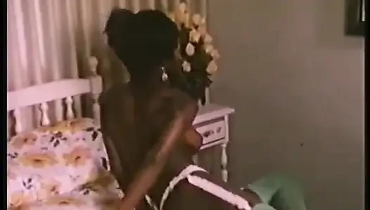 Retro zenci yıldızı kadın kılıklı roscoe muhteşem çıplak vücudunu gösteriyor