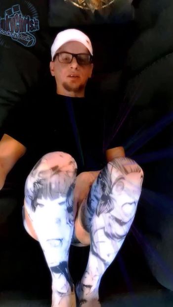 KinkyChrisx toont zijn geschoren pik met Ahegao sokken #socksworship