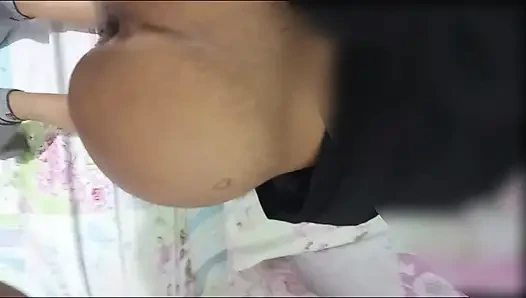 Evli kadın götünü serbest bırakıyor ve gavat görmesin diye yüzünü göstermemesini istiyor