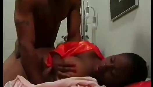 Dia besar dan dia cantik, milf kulit hitam dientot dalam-dalam dan mengerang seperti pelacur yang baik