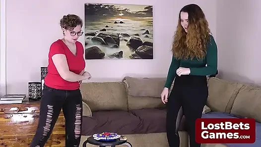 Девушки по очереди называют предметы, пока один не дрогает, теряя кусок одежды