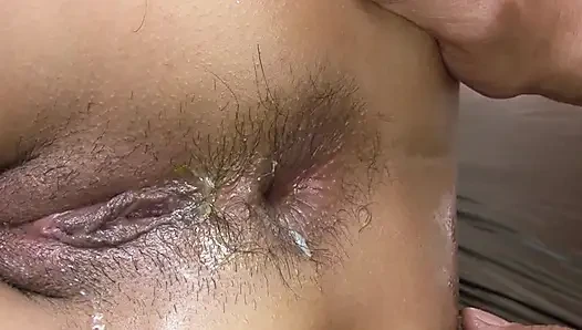 Esmer hatun fetiş sahnesinde sert parmaklıyor ve patlamak üzere orgazm oluyor