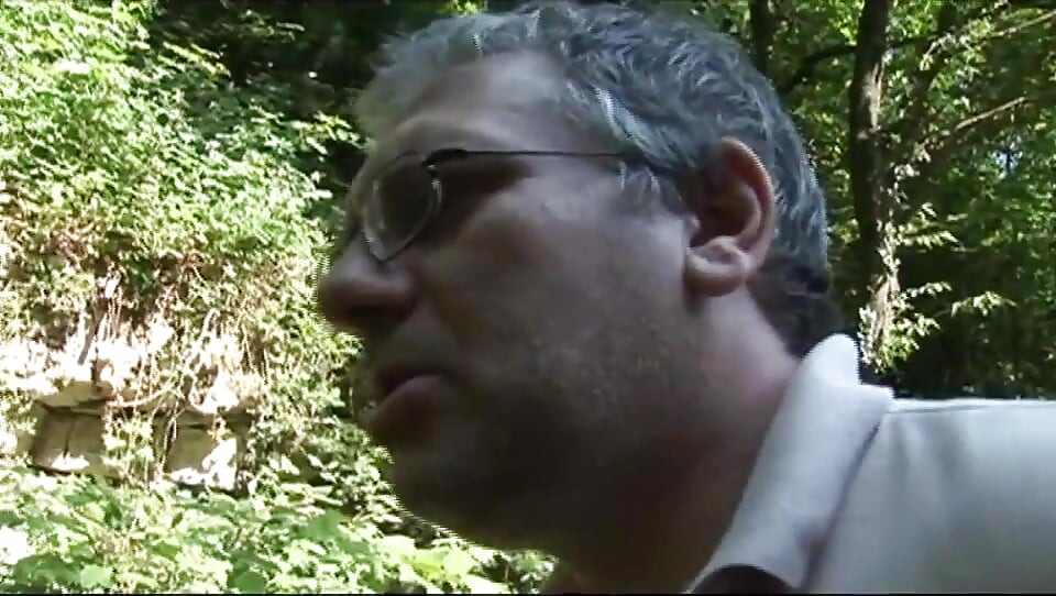תיירת סקסית מזדיינת ביער