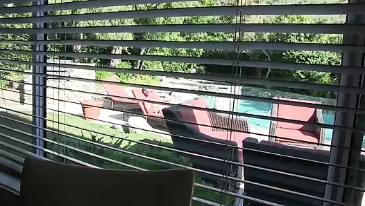 Eifersüchtige stieftochter verführt stiefmutter, fick-spielzeug mit großem schwanz, freund