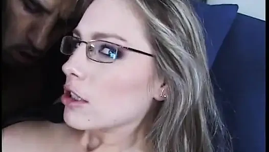 Sinnliche blondine in sexy strümpfen und brille wild geknallt wie eine schlampe