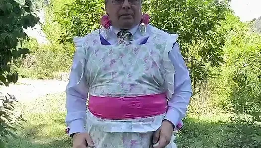 Bahçıvanın kıyafetleriyle kendine işiyor