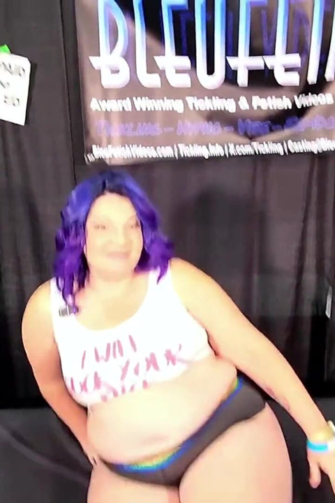 Stor Jente Virkelighetskiling! Bratsene Får Det! 2 Tonns BBW Kilemoro! Keres & Effie Blir Kilt Av 4 Kilere Live På Exxxotica