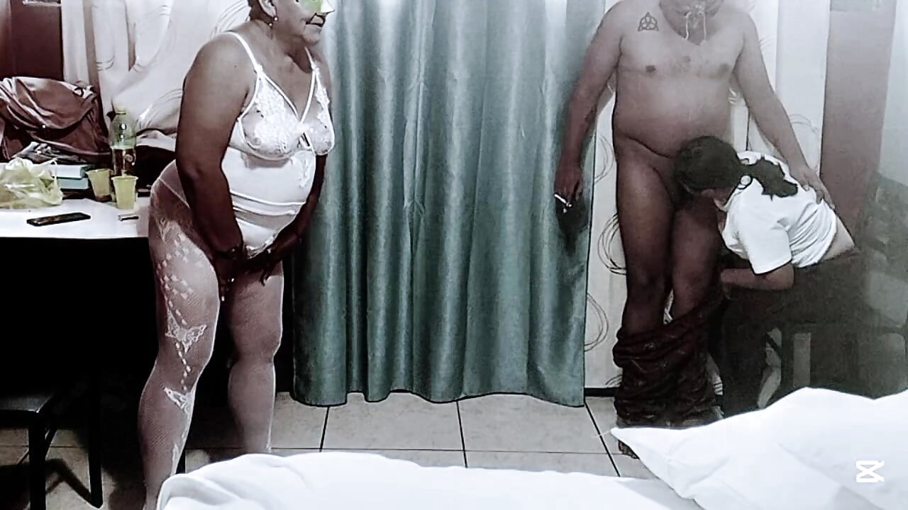 Madrastra le gusta ver cómo mi inocente novia me chupa la verga