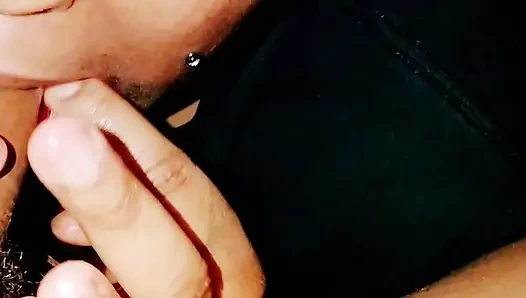 Cewek sange ini lagi asik jilat beceknya!!