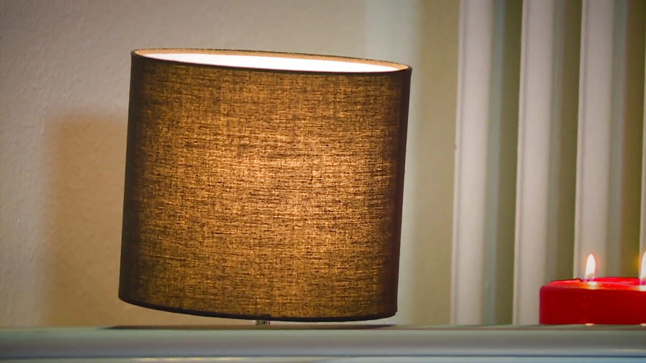 Une brune à gros nichons chevauche sa bite blanche bien dure