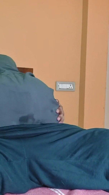 Ključni trenutak iz "Vruće MILF žene s velikom guzicom koja vara".