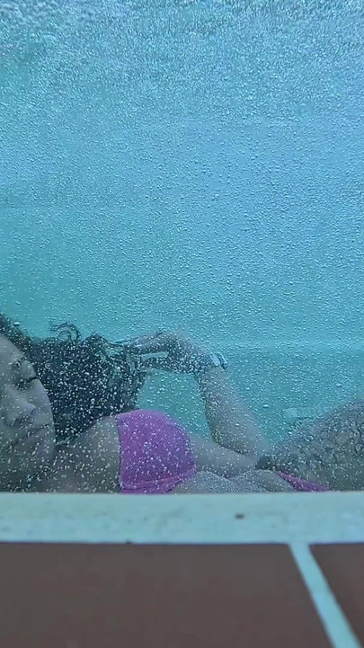 Rahatlatıcı orta yaşlı seksi kadın jakuzi lofi melodileriyle sırılsıklam