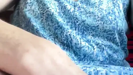 Stiefmutter Spielt Hinten Im Bus Mit Ihrer Stinkenden Muschi, Dann Schnüffelt Und Lutscht Ihre Stinkenden Finger!