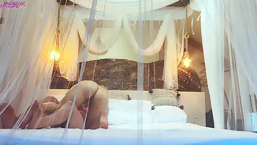 Pertemuan penuh gairah pasangan autentik - ciuman romantis dan seks romantis pasangan perancis