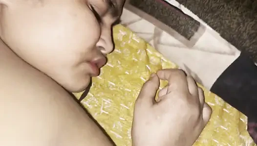 Güzel utangaç Hintli karımla ilk gece seksi son derece çılgındı