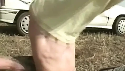 Yamalı delikler sahnesi 1 azgın ikiz çift kırsalda sikişiyor