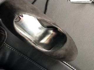 Pancutan mani dalam kasut tumit tinggi kawan berusia 20 tahun di dalam keretanya