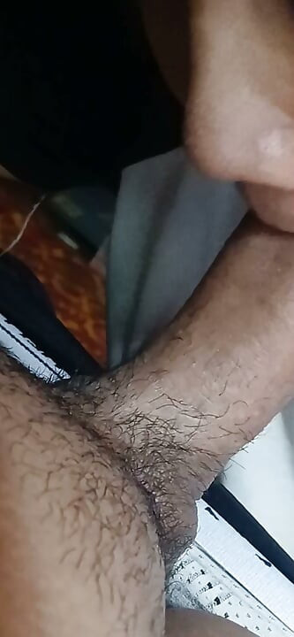 무릎 꿇은 여친의 블로우잡