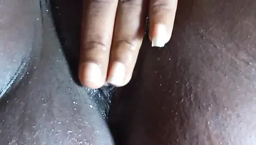 Banyo yapıyor ve amımı parmaklıyorum