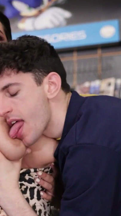 Nick'in rüyalarının orta yaşlı seksi kadın Sarah dükkanına girdiğinde, adam onunla konuşamadı - mylf | Klip 2