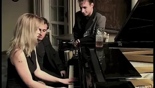 Der Pianist Weiß, Wie Man Die Schwänze Dieser Beiden Männer Spielt