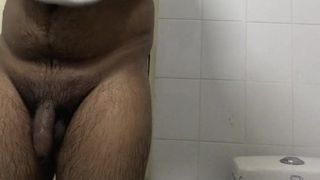 Индийский дези с большим черным толстым членом принимает ванну и сушится