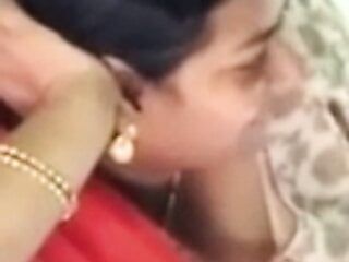 Tamil tia peitos quentes decote em trem
