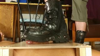 Erotyczny kutas tupiący w nowych rockowych butach