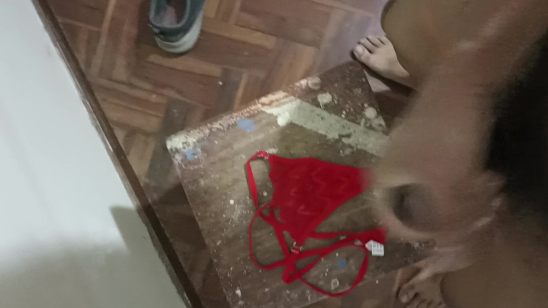 Mlijeko u tangama mog obožavatelja, paceña koja me jebe u jeftinom smještaju u Buenos Airesu, 
Udana sam i imam obitelj