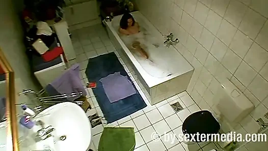 MILF melakukan kebersihan diri di kamar mandi