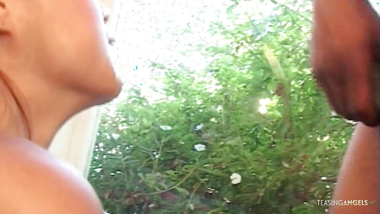 היא מסוגלת להכיל איברי מין זכריים שחורים גדולים בפתחים שלה ממוצא אסייתי, וכתוצאה מכך שפיכה על הזין שלה