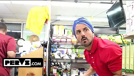 Dicke lily lou erwischt beim stehlen wird von zwei bodega-schreibern bestraft