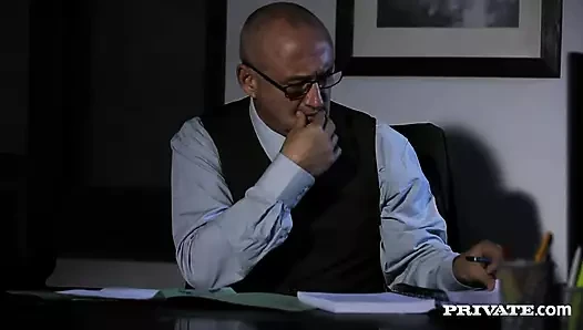 Copulation porn video – Sexy secretary goes down on the boss and decides to fuck him too