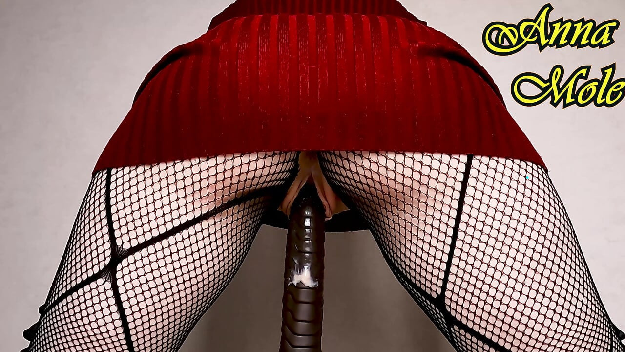 PAWG u uskoj haljini i dugim velvet rukavicama jaše ogroman dildo