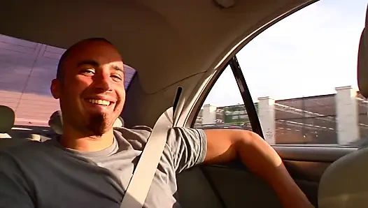 Sarışın kaltak bacaklarımı emiyor ve sonra sert sikiliyor