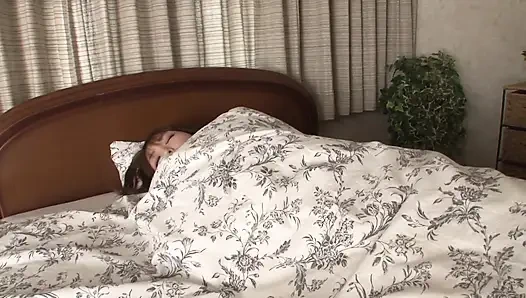 Maksudku siapa yang bangun tidak menjadi terangsang? Tentunya bukan gadis Asia seksi ini