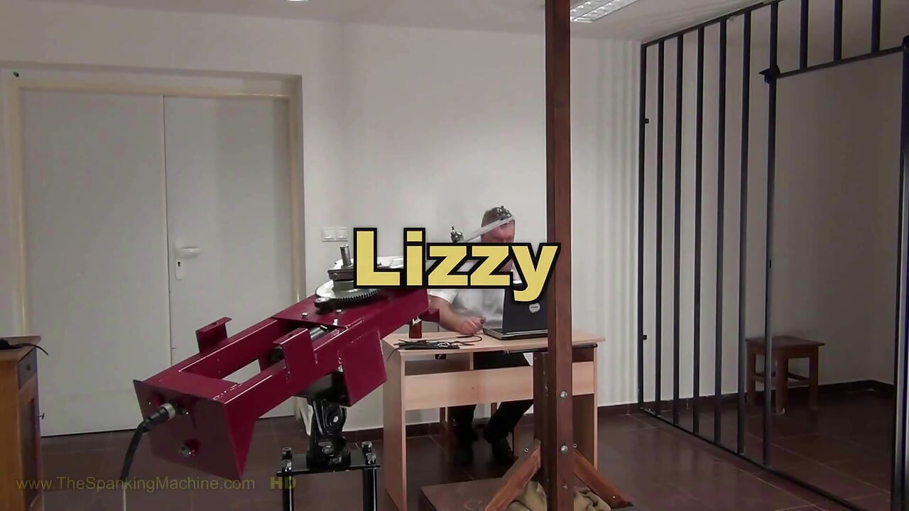 Lizzy Maszyna do klapsów - biczowanie gołych pleców